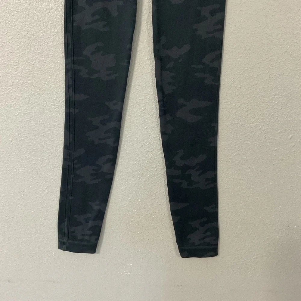 Spanx Cropped Look At Me Now Leggings Size Small Seamless Camo Pull On B62